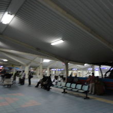 建物を出るとすぐにこのような待合場所がある