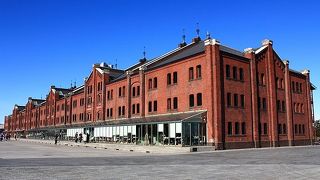 赤レンガパークは、横浜新港の保税倉庫であった赤レンガ倉庫一帯が整備され公園となったものです。