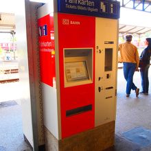 壊れかけの…じゃない、壊れちゃってる券売機。