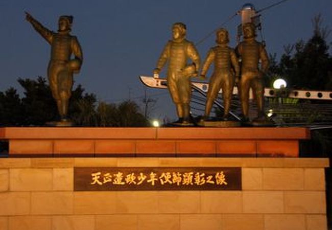 偉業をたたえる？