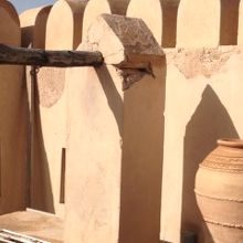 大きな壺や井戸らしきものがありました