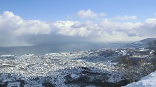 まるで海に向かって滑走♪　海の見えるスキー場