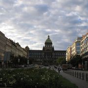 ヴァーツラフ広場の正面にある重厚な建物