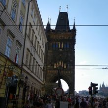 多くの人で混雑しています。