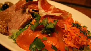 美味しいワインを片手にスカイツリー