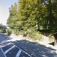 エントランス２のバス停と道路を渡る橋