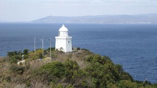 白亜の灯台と青い海