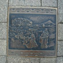 通りの中程石畳に