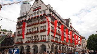 三角屋根に白壁、赤い花。可愛すぎるデパート！