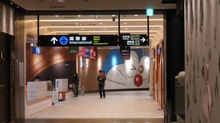 大きなドラエモンの絵が目印