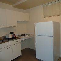 飲み物ぐらいしかいれないのに、もったいない大きな冷蔵庫