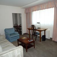 ベッドルームとリビングルームそれぞれにテレビあり。