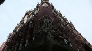 とにかく美しい建物とステンドグラス