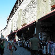 城壁を利用したおみやげ屋さん