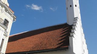 白壁に映える時計が目を引く教会