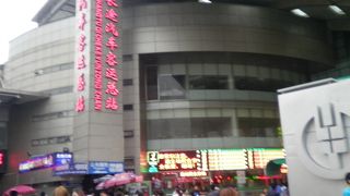 上海站となりの「上海途汽車客運総站」