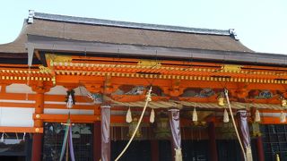 朱塗りの八坂神社