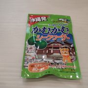 沖縄で人気のお菓子が置いてあって、当然、全国的なスーパー等では販売していないような商品も多く有ります。