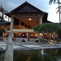 夕暮れのプールから