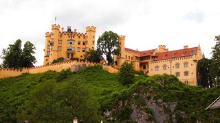 ノイシュヴァンシュタイン城「隣接」といっていいほど近い。