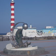 稚内灯台をバックに見るのも乙なものです