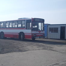 ノシャップバス停で待機する宗谷バス