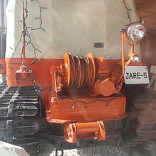 閉館時でも、ガラス越しに雪上車が見られます