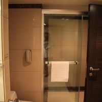 シャワーブースは独立していて使いやすい