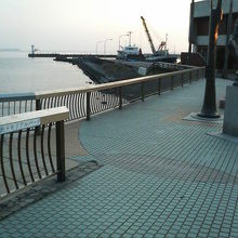 伊東の海をバックにカッコよく建っています。