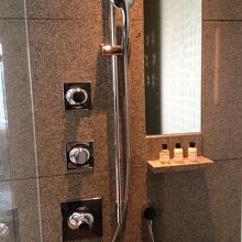 独立シャワーブース　上からのシャワーもあり