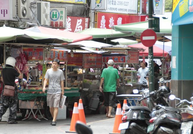 路地を抜けると屋台が。朝から賑わっている。