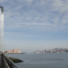 ニュージャージーの最も高いビルと遠くにニューヨークの街
