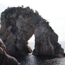 岩のトンネルも