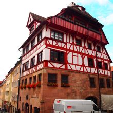 角に建っている。赤い木組みが印象的。