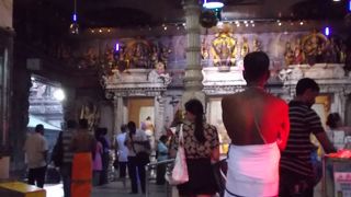 上半身裸の僧侶が印象的なスリ・ヴィラマカリアンマン寺院