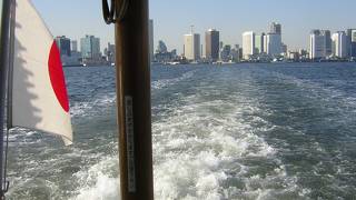 日の出桟橋から短い船の旅