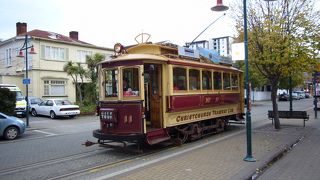 狭いモール街を通り抜け