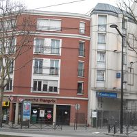 右の白い建物がホテル、左がスーパーマーケットの建物