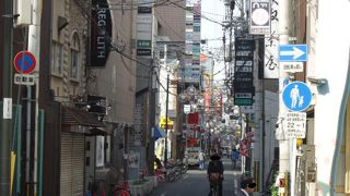 川の北岸に位置します