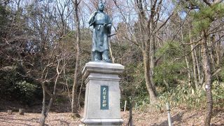 二上山に建つ大伴家持像