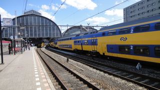 黄／青色の車体というのはなじめない。