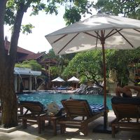 年齢層高めで、静かなプール。