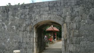 石造りのアーチ状の門