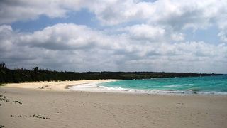 粒子の細かい砂が広がるビーチ