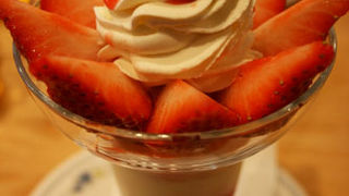 はじける果汁！美味しいフルーツパフェ