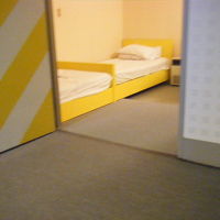 廊下からドアをあけるとベッドが丸見え