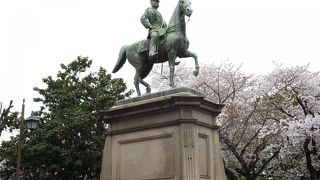 馬上で凛々しい姿の銅像です