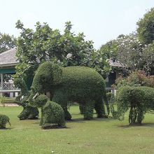 離宮の庭。タイといえばやっぱり象です
