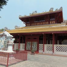 タイ国中華総商会というところから寄付された建物だそうです