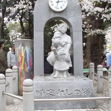 小さい綺麗な慰霊碑です